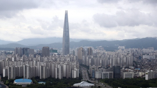 정부가 6·17 대책을 통해 강남권을 토지거래허가구역을 전격 지정한 지 한달 만에 이들 지역의 주택 거래량이 93% 급감했다. 사진은 서울 송파구 일대 아파트 단지 모습.  <연합뉴스>